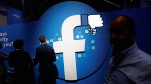 Роскомнадзор потребовал заблокировать пост в Facebook со свастикой на гербе РФ
