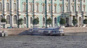«Метеор» протаранил Дворцовую набережную в Петербурге
