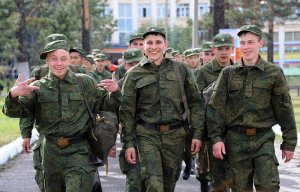 Служащим по контракту рядовым и сержантам повысят зарплаты с 1 сентября