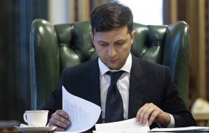 Зеленский поручил упростить предоставление украинского гражданства