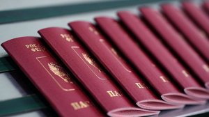 Россиянам перестанут выдавать бумажные паспорта через три года.