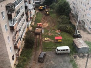 В Кирове во дворе на улице Крупской тяжелая техника ездит к месту раскопок через детскую площадку