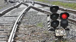 В ЯНАО грузовой поезд сошёл с рельсов