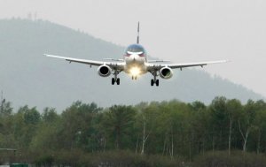 SSJ-100 c поврежденным стеклом кабины пилотов сел во Владивостоке