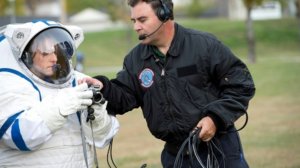 Чтобы вернуться на Луну, космонавтам нужны новые скафандры (Американский профессор: лунные экспедиции США не стоили потраченных средств )