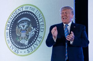 [провокация по американски с украинским душком] Трамп выступил на фоне измененного символа президента США с двуглавым орлом