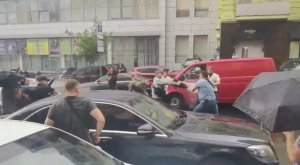 Неизвестные пытались напасть на Порошенко на выходе после допроса