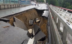 В Сочи из-за ливней обрушился участок главной прибрежной трассы