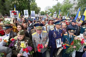 "Что ж вы за дебилы?" Блогер-депутат из "Слуги народа" раскритиковал попытки отменить День победы