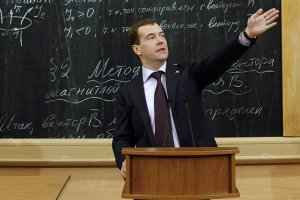Благодаря оптимизации в России закрываются 3-4 школы в день, но открываются 3 церкви… Тоже в день