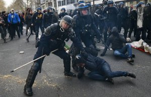 Захарова призвала Париж не учить Москву реакции на протесты