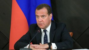 Медведев рассказал о закупке машин скорой и школьных автобусов