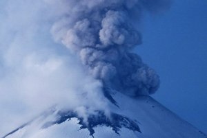 Вулкан Ключевской выбросил столб пепла в небо