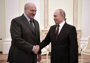 Путин пригласил Лукашенко на празднование 75-летия Победы в Москве