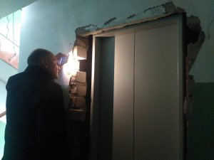 «Разломали и бросили»: жители кировской девятиэтажки жалуются на затянувшуюся замену лифтов