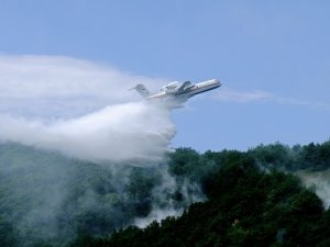 Прибывший в Якутию тушить пожары самолет Бе-200 ремонтируют вторые сутки