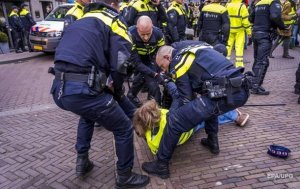 Разгон незаконных митингов в США и Европе не отличается гуманностью и дружелюбием