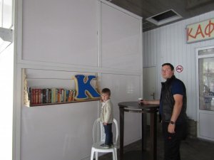 Кофе, булочку и ... почитать. В Миллерово в кафе работает "народная библиотека"
