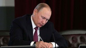 Путин подписал законы о "шпионских" устройствах