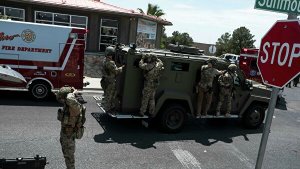 Неизвестный открыл стрельбу в ТЦ в Техасе: убито не менее 12 человек  (СМИ сообщили о задержании троих подозреваемых в стрельбе в техасском ТЦ)
