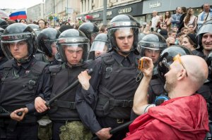 Зачем «мирные сторонники оппозиции» кидали в полицейских камнями и палками?