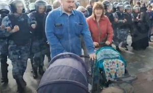 Адвокат заявил об отсутствии претензий СК к вышедшим на митинг с ребенком