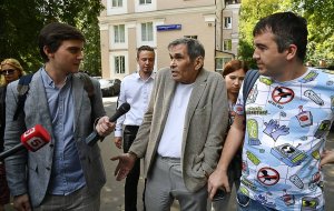 Алибасов подал иск на 100 млн рублей против "Ашана" и производителя "Крота"