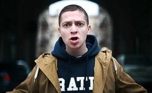 Oxxxymiron пришел на митинг в футболке с фотографией студента Егора Жукова