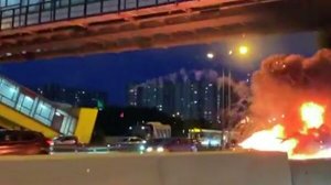 Момент взрыва автомобиля Tesla на МКАД сняли на видео