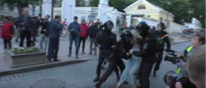 На акции протеста полицейский ударил женщину в живот. За информацию о нем пообещали 100 тысяч рублей