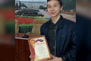 Преследовали и загнали в кусты: школьники задержали грабителя, который сорвал с иркутянки золотую цепочку (МВД наградило отважных подростков за смелость)