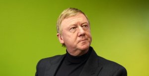 [Зап**ло] Китайский министр по развитию высоких технологий Джиан Минг объяснил, почему отказался подавать руку Анатолию Чубайсу: «Такие люди у нас лес валят в лучшем случае, а не богатеют и властвуют»