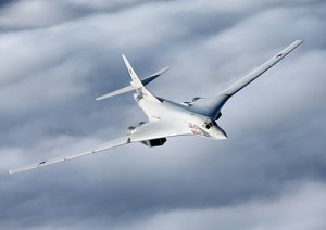 Два стратегических ракетоносца Ту-160 дальней авиации выполнили продолжительный беспосадочный перелет из пункта базирования на аэродром Анадырь