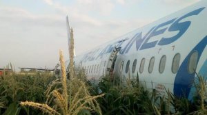 Самолет "Уральских авиалиний" совершил аварийную посадку в километре от взлётной полосы. У лайнера отказали оба двигателя