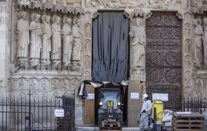 Нотр-Дам накроют чехлом? Парижане испугались отравления свинцом