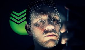 «Сбербанк» запланировал запустить в магазинах функцию оплаты покупок по лицу и отпечатку пальца