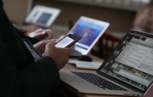 Приставы с 2020 года смогут по СМС извещать должников об ограничении выезда из России