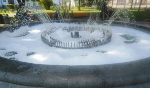 В Киеве хулиганы залили фонтан моющим средством и изуродовали лавочки в сквере