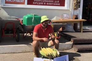 Креативный маркетинг: Саратовец торгует кукурузой «с самолетного поля» по 500 рублей за кг