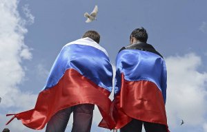 Юбилей российского триколора эффектно отметили в Крыму