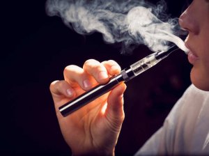 В США зарегистрировали первую смерть после курения электронных сигарет
