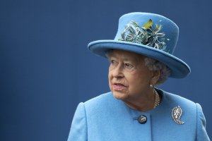 Королева Британии пожаловалась на испортившего ее газон Трампа