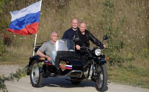 ГИБДД отказалась штрафовать Путина за езду на мотоцикле без шлема