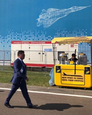 Цитата борт-проводника, севшего в кукурузном поле Airbas, стала слоганом продавцов на МАКСе