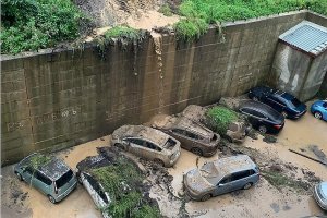 Во Владивостоке затопило дороги и размыло косогоры