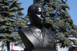 В Донецке открыт памятник Захарченко.