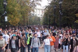 В Москве за неделю до выборов в Мосгордуму началась несогласованная акция протеста. Параллельно ей — концерт от мэрии
