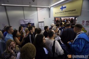 Петербуржцы заблокировали финский визовый центр. Люди пытаются сдать документы на визу по упрощенной процедуре в последний день