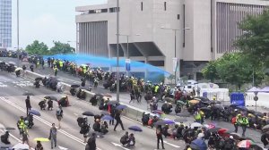 Полиция применила против демонстрантов в Гонконге водометы с несмываемой краской ( По ней протестующих можно будет вычислить и после окончания акции)