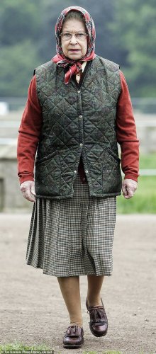 С королевой Великобритании Елизаветой II произошел курьезный случай, когда группа американских туристов не узнали ее и спросили местная ли она